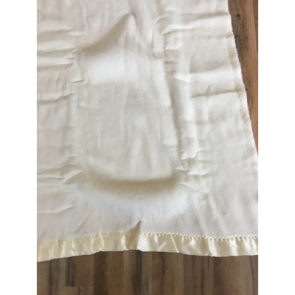 Vintage USA Made Ivory Blanket with Nylon Satin Trim 68